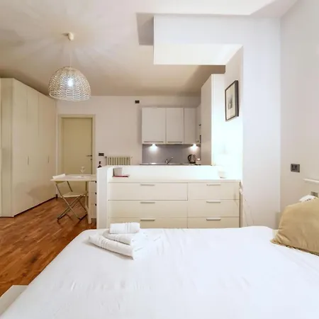 Romantic Getaway On Como! Private Box, Wifi *