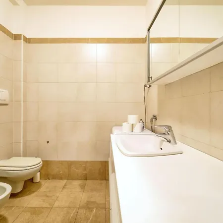 Romantic Getaway On Como! Private Box, Wifi 아파트 코모