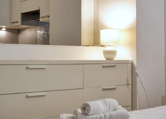 Romantic Getaway On Como! Private Box, Wifi 아파트